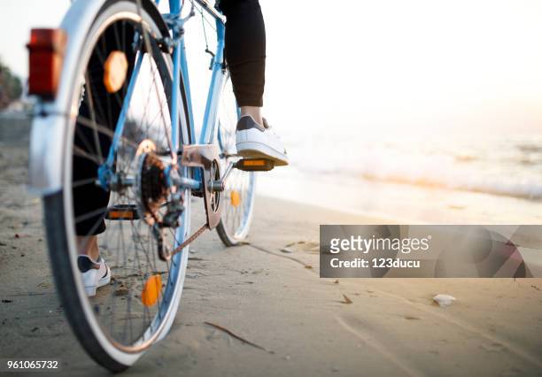 junger mann mit fahrrad - bike beach stock-fotos und bilder