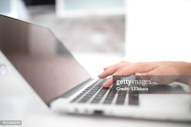 dactylographie sur ordinateur portable - établir-une-connexion photos et images de collection