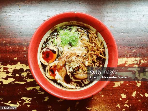 bowl with ramen soup, directly above view - noodle bar stock-fotos und bilder