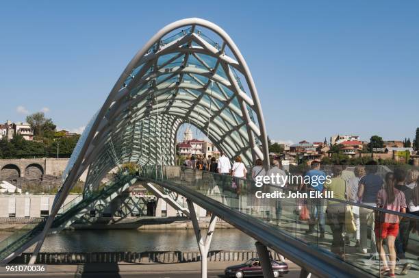 peace bridge over kura river - tbilissi - fotografias e filmes do acervo