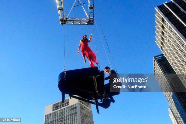 The pianist Allan Grando and the dancer Sandra Miyazawa presented themselves in the valley of the Anhangabaú to a height of 50 meters suspended by a...