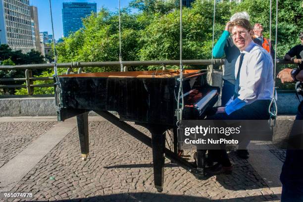 The pianist Allan Grando and the dancer Sandra Miyazawa presented themselves in the valley of the Anhangabaú to a height of 50 meters suspended by a...