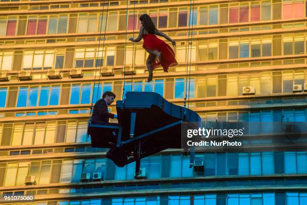 The pianist Allan Grando and the dancer Sandra Miyazawa presented themselves in the valley of the Anhangabaú to a height of 50 meters suspended by a...