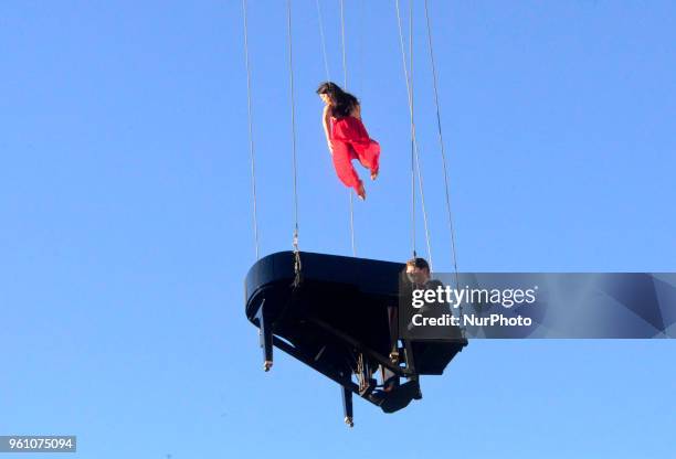 The pianist Allan Grando and the dancer Sandra Miyazawa presented themselves in the valley of the Anhangabaú to a height of 50 meters suspended by a...