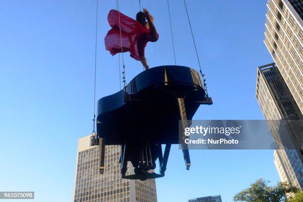 The pianist Allan Grando and the dancer Sandra Miyazawa presented themselves in the valley of the Anhangabaú to a height of 50 meters suspended by a...