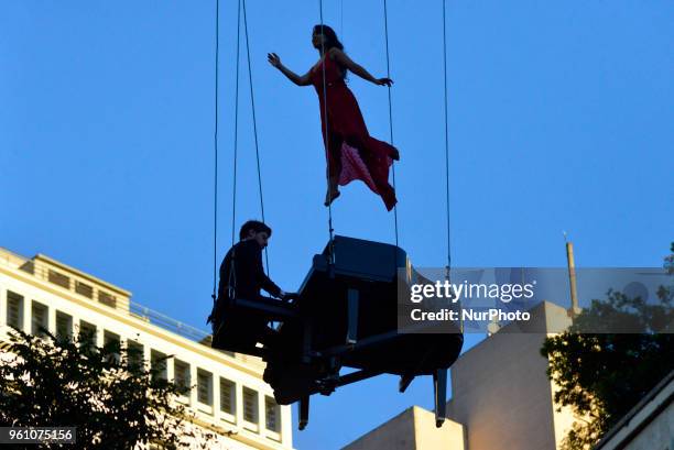 The pianist Allan Grando and the dancer Sandra Miyazawa presented themselves in the valley of the Anhangabaú to a height of 50 meters suspended by a...