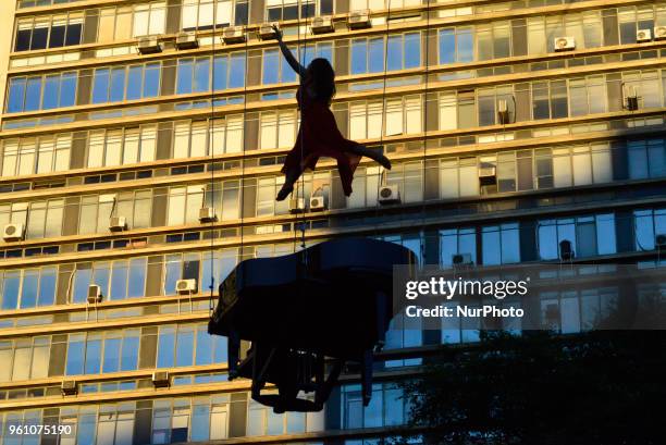 The pianist Allan Grando and the dancer Sandra Miyazawa presented themselves in the valley of the Anhangabaú to a height of 50 meters suspended by a...