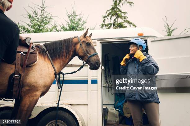 female doctor wearing helmet while standing with horse against ambulance - hairy old man 個照片及圖片檔