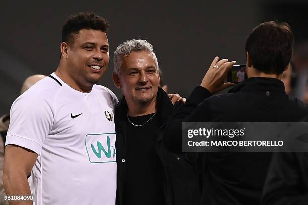 Former Brazilian football player Ronaldo and former Italian football player Roberto Baggio pose for a picture during the "Notte del Maestro" , a...