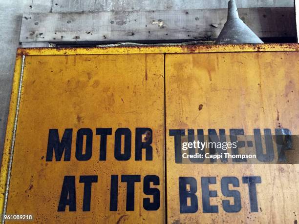 motor tune up sign with metal funnel on top - cappi thompson 個照片及圖片檔