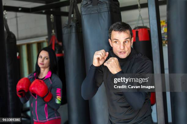 coach training female boxer in gym - sparring training - fotografias e filmes do acervo