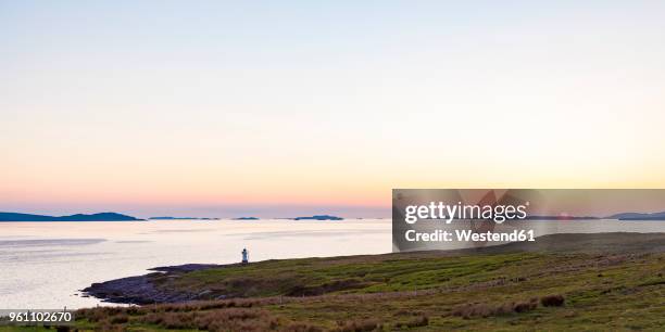 united kingdom, scotland, highland, loch broom, near ullapool, rhue lighthouse at sunset - rhue lighthouse stock pictures, royalty-free photos & images