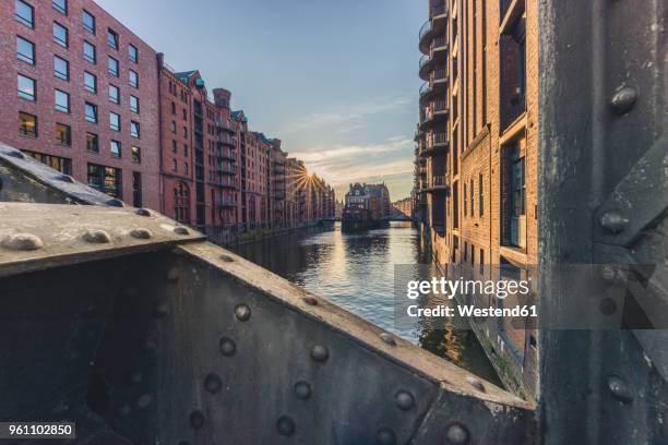 germany, hamburg, speicherstadt, view from poggenmuhlen bridge to water castle at sunset - moat 個照片及圖片檔