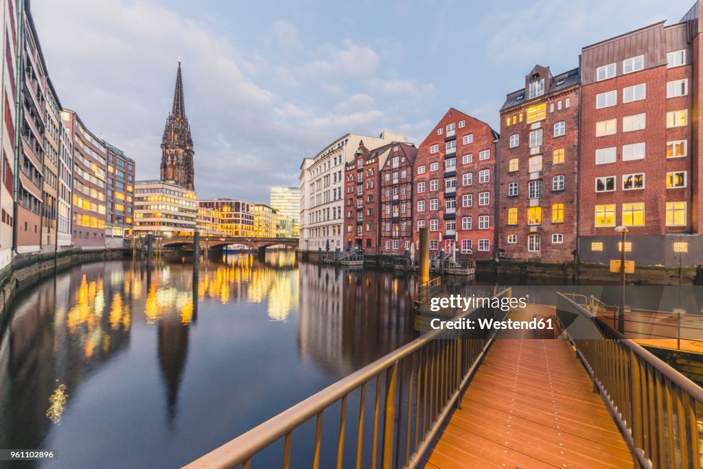 Germany, Hamburg, Nikolai Fleet and St. Nicholas' Church in the evening