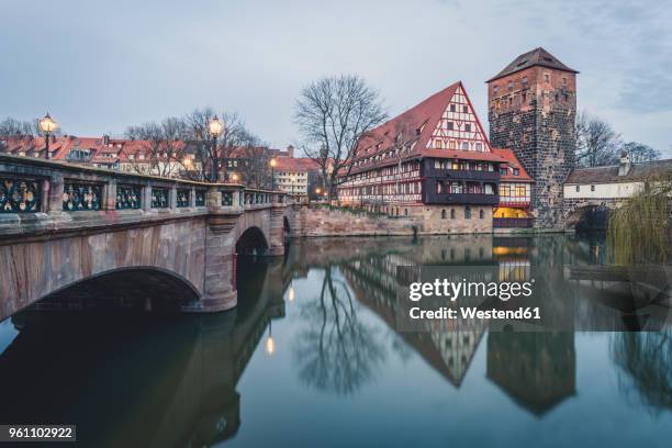 germany, bavaria, nuremberg, view from max bridge to weinstadel and henkerhaus - núremberg fotografías e imágenes de stock