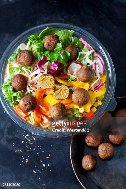 bowl of mixed salad with vegetable balls - flat leaf parsley 個照片及圖片檔
