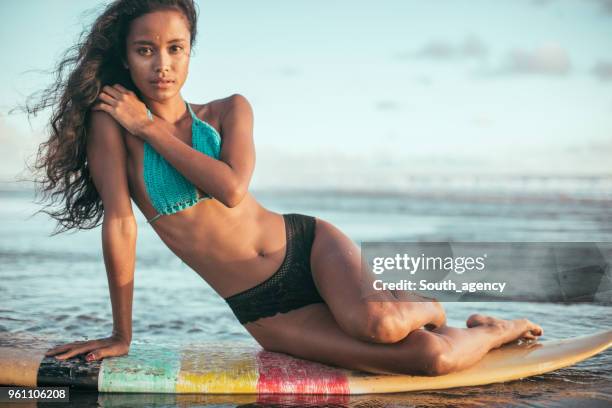 mooi meisje door de zee - kids swimsuit models stockfoto's en -beelden