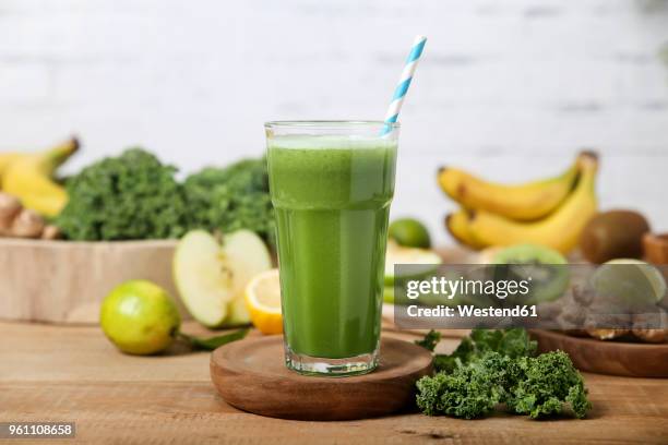 green smoothie surrounded by ingredients - couve imagens e fotografias de stock