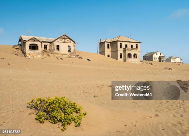 africa, namibia, houses of ghost town kolmanskop at namib desert - kolmanskop stockfoto's en -beelden