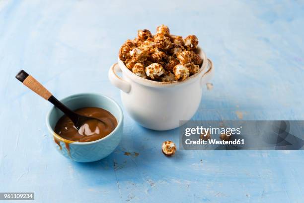 caramel popcorn in bowl - caramel corn stock pictures, royalty-free photos & images