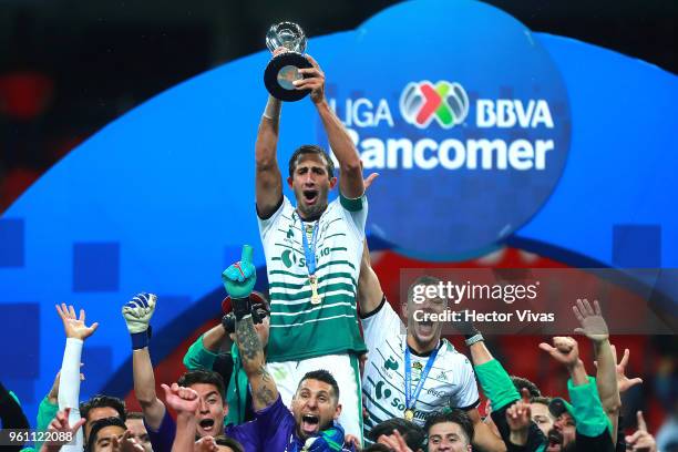 Carlos Izquierdoz of Santos Laguna lifts the Championship Trophy after the Final second leg match between Toluca and Santos Laguna as part of the...