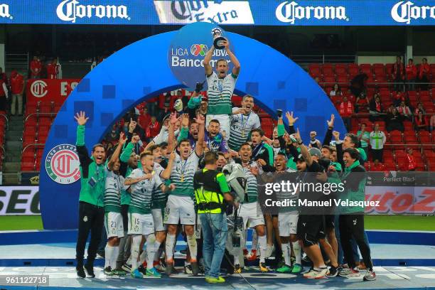 Carlos Izquierdoz of Santos lifts the Championship Trophy with teammates after the Final second leg match between Toluca and Santos Laguna as part of...