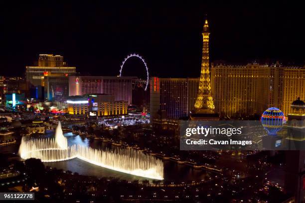 elevated view of city at night - las vegas skyline night photos et images de collection