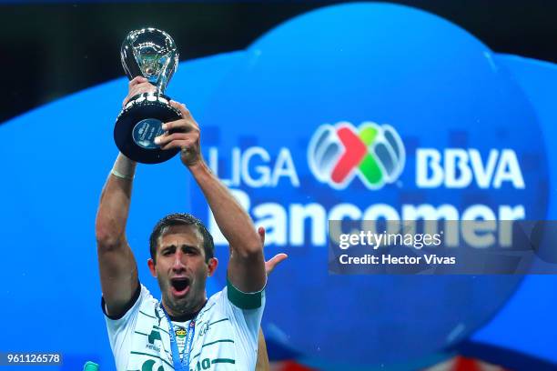 Carlos Izquierdoz of Santos Laguna lifts the Championship Trophy after the Final second leg match between Toluca and Santos Laguna as part of the...