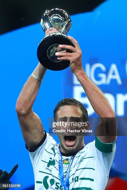 Carlos Izquierdoz of Santos Laguna lifts the Championship Trophy after the Final second leg match between Toluca and Santos Laguna as part of the...