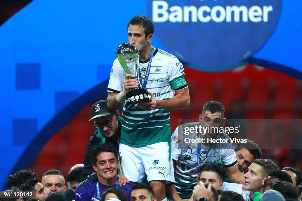 Carlos Izquierdoz of Santos Laguna kisses Championship Trophy after the Final second leg match between Toluca and Santos Laguna as part of the Torneo...