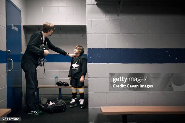 father talking with son in locker room - young boys changing in locker room imagens e fotografias de stock