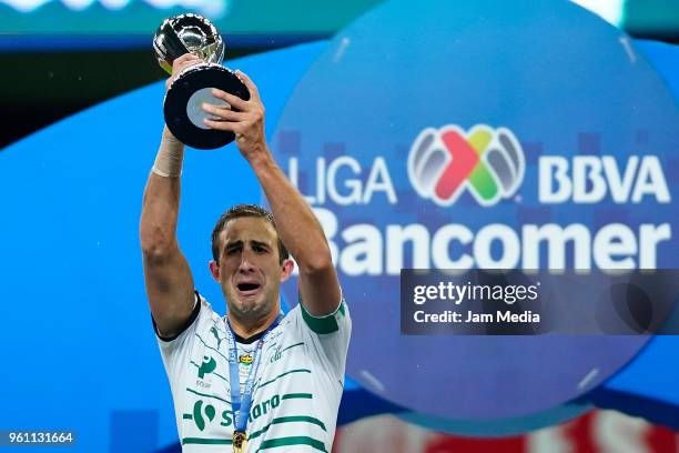 Carlos Izquierdoz of Santos Laguna lifts the Championhip Trophy after the Final second leg match between Toluca and Santos Laguna as part of the...