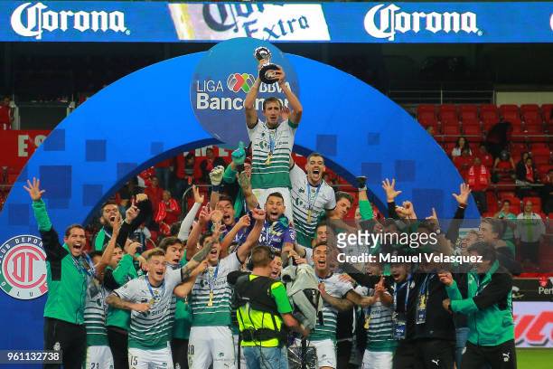 Carlos Izquierdoz of Santos lifts the Championship trophy with teammates after the Final second leg match between Toluca and Santos Laguna as part of...
