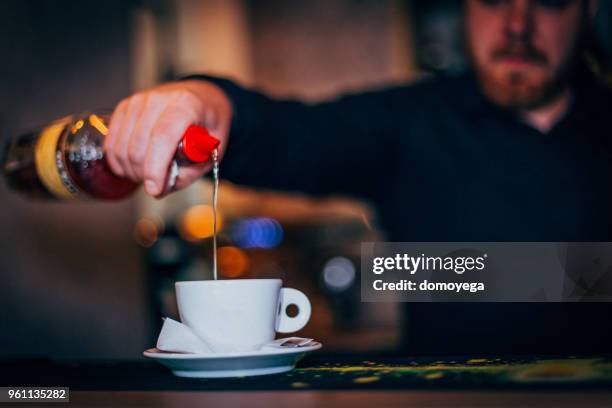 nahaufnahme der kaffeezubereitung auf der bar barkeeper zähler - irish coffee stock-fotos und bilder