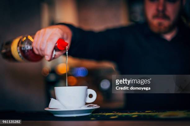 バーでコーヒーを作るバーテンダーのクローズ アップ カウンター - close up counter ストックフォトと画像