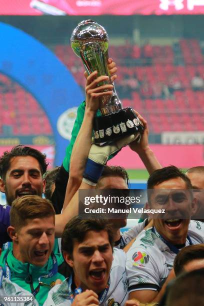 Players of Santos celebrates with the trophy after the Final second leg match between Toluca and Santos Laguna as part of the Torneo Clausura 2018 at...