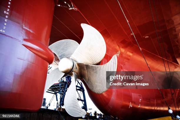 close-up of propeller on container ship - cantiere navale foto e immagini stock