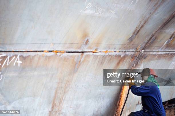 side view of welder welding container ship at industry - shipbuilder stock pictures, royalty-free photos & images