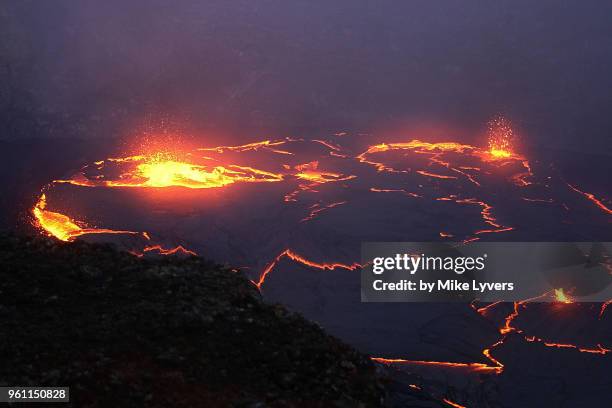 spattering in the lava lake that existed in the crater of pu'u o'o in may 2011 - puu oo vent fotografías e imágenes de stock