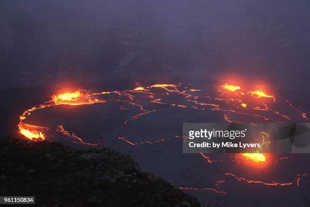 view some 160 feet down onto the lava lake that existed in pu'u o'o crater - puu oo vent fotografías e imágenes de stock