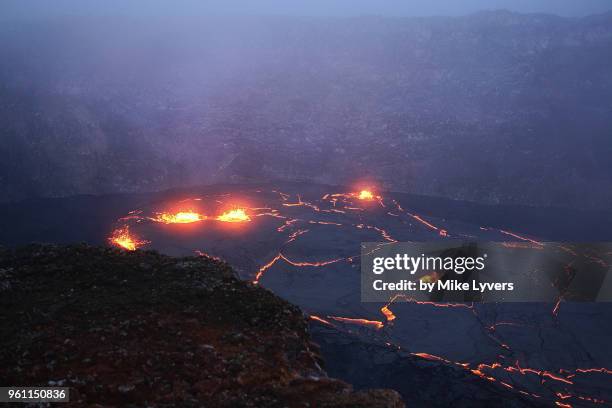 lava lake in pu'u o'o crater of kilauea volcano as it looked in may 2011. - puu oo vent fotografías e imágenes de stock