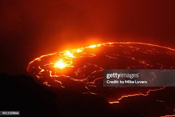 overview of pu'u o'o crater's former lava lake at night, may 2011. - lava lake - fotografias e filmes do acervo