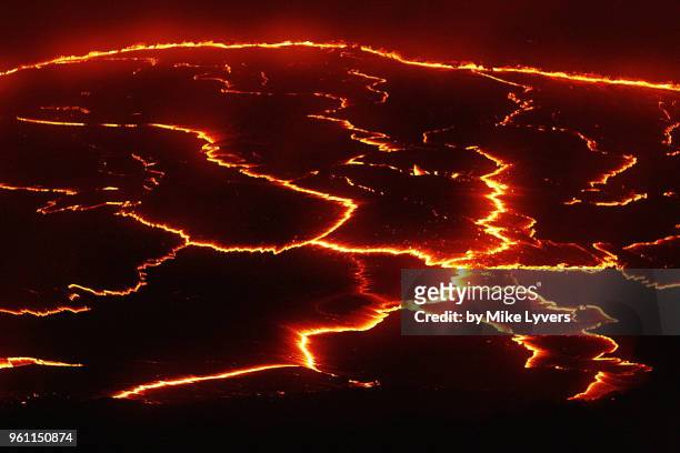 incandescent cracks in the surface skin of the lava lake during a calm period - lava lake - fotografias e filmes do acervo