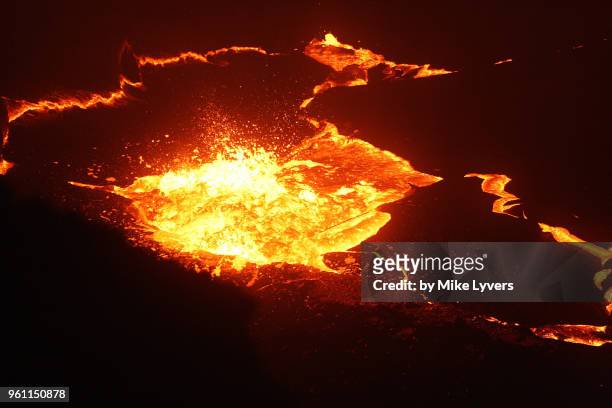 surging lava about to overflow the rim of the lava lake - puu oo vent fotografías e imágenes de stock
