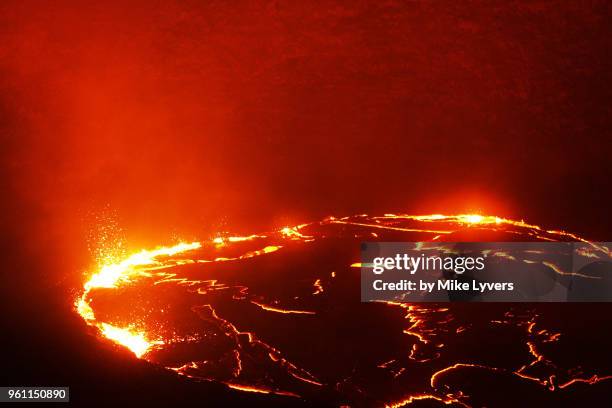 walls of pu'u o'o crater illuminated by the lava lake, may 2011. - puu oo vent fotografías e imágenes de stock