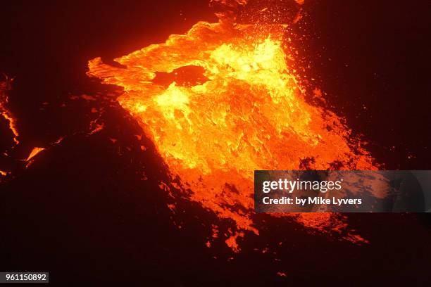 lava overflows 40 foot tall raised rim of lava lake, pu'u o'o, may 2011 - puu oo vent fotografías e imágenes de stock