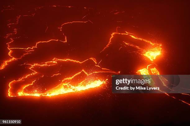 pushing against the barrier - lava lake - fotografias e filmes do acervo