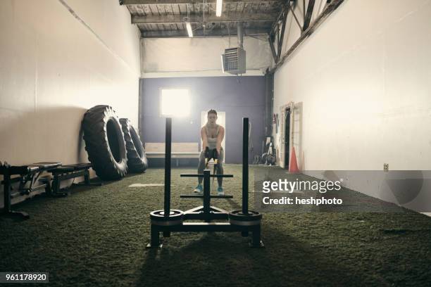 woman in gym using exercise equipment - heshphoto stock-fotos und bilder