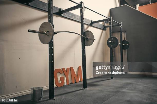 barbells in gym - heshphoto fotografías e imágenes de stock