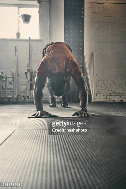 man exercising in gym - heshphoto fotografías e imágenes de stock
